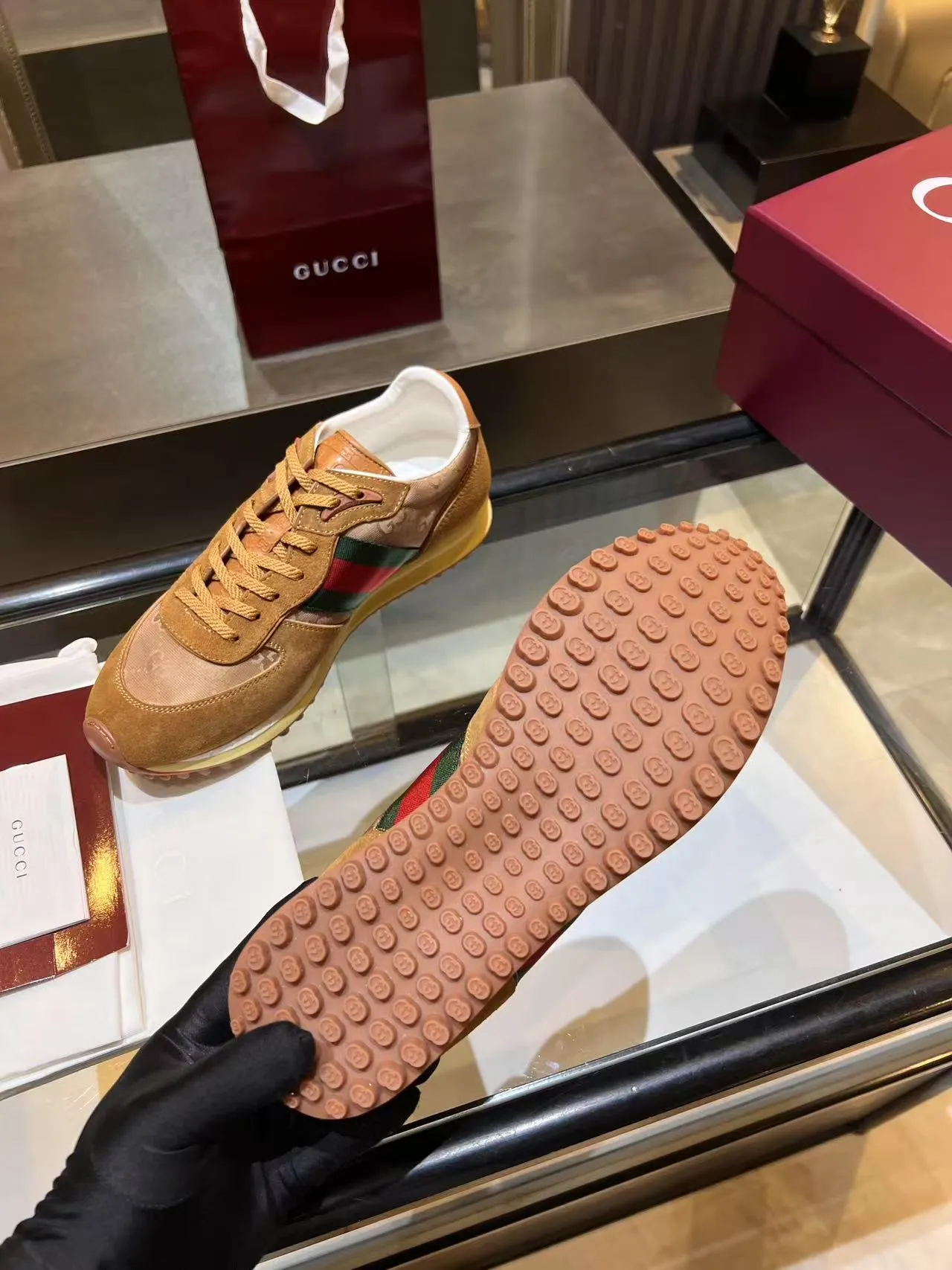 [G Home] P: 660💰 Men's Size: 40-44 (45 customized) Gucci Gucci Top version Latest catwalk style Re-Motion series Thick-soled casual sneakers Original purchase development and production This sneaker has a detachable and adjustable ankle strap, adding a dynamic item to the 2025 spring and summer series. The light and flexible outsole has been specially treated and is filled with a strong retro style. Exquisitely packaged at the delivery counter🛍📦 ▪️Fabric: Original customized imported first-layer cowhide ▪️Inner lining: Original customized breathable mesh ▪️Sole: Original molded TPU material ▪️Sole thickness: 3.5CM
